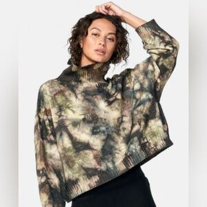 TIE-DYED MERINO WOOL-BLEND TURTLENECK SWEATER IN GREY GREEN